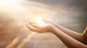 manos-mujer-orando-bendicion-dios-fondo-atardecer_34200-305